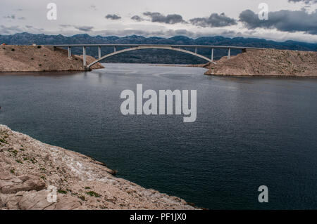 Croazia, Europa: tempeste e vista panoramica del Paški most, 1968 ponte che collega la terraferma e l'isola di Pag Foto Stock