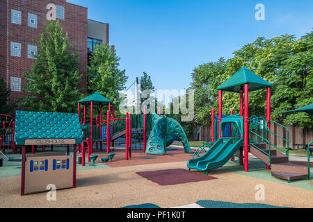 Attrezzature per parchi giochi nel parco pubblico. Foto Stock