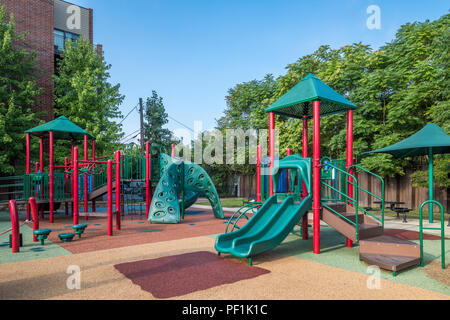 Attrezzature per parchi giochi nel parco pubblico. Foto Stock