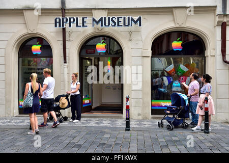 Al di fuori di Apple Computer museo dedicato al fondatore di Apple Steve Jobs nel centro di Praga, Repubblica Ceca Foto Stock