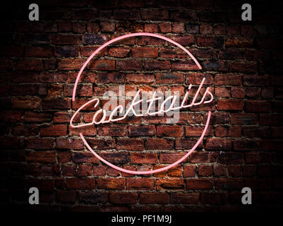 Un Neon Pink cocktail segno contro in rosso di un muro di mattoni al di fuori di un Bar o Pub Foto Stock
