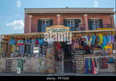 Un regalo o una vacanza negozio di vendita beachwear e benne e picche sull'isola greca di Corfu in Grecia Foto Stock