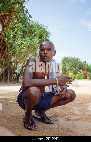 Residenti locali dello Sri Lanka sulla spiaggia Foto Stock