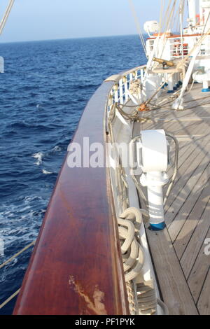 La rotaia lungo il ponte principale di un clipper ship vela sul Mar Egeo Foto Stock