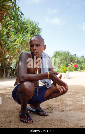 Residenti locali dello Sri Lanka sulla spiaggia Foto Stock