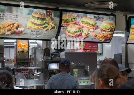 Westminster Bridge Road , London-September 8,2017: persone che acquistano il cibo nel ristorante McDonalds sulla County Hall sul Westminster Bridge Road a settembre Foto Stock