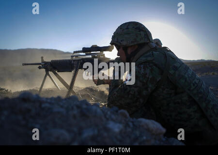 Una macchina gunner assegnato all'esercito occidentale Reggimento di Fanteria, Giappone terra Self Defence Force, incendi a M249 squad arma automatica durante la fase di esercizio del pugno di ferro 2016, a bordo del Marine Corps Air Ground Centro di combattimento ventinove Palms, California, Febbraio 9, 2016. Il pugno di ferro è un annuale, bi-laterale esercizio di formazione tra il Giappone terra Self Defence Force e marines per rafforzare le capacità di combattimento in nave per le operazioni a terra. Foto Stock