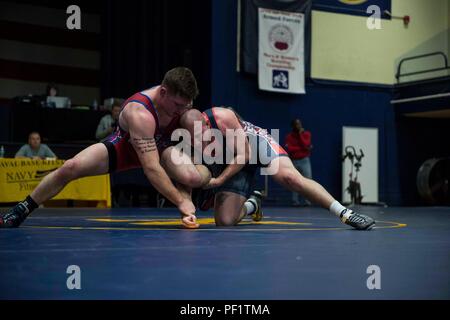 160221-N-OO BREMERTON032-299, nello Stato di Washington (Feb 21, 2016) - Marine Corps Cpl. Dalton Weis combatte una singola gamba takedown tentativo contro Air Force 1 Lt. Clayton Gable in un 86kg Freestyle match wrestling durante il 2016 le Forze Armate di campionato a base navale Kitsap-Bremerton. Il torneo si svolge in due giorni, uno per lo stile greco-romana di wrestling e altri Freestyle, tra esercito, marina Marine Corps e Air Force. (U.S. Foto di Marina di Massa lo specialista di comunicazione 2a classe Cory Asato/rilasciato) Foto Stock