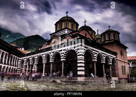 Monastero di Rila, patrimonio dell'umanità dell'UNESCO, nella Bulgaria meridionale. Conosciuto anche come il Monastero di San Ivan di Rila, si trova sulle montagne di Rila, 73 miglia a sud di Sofia. Foto Stock