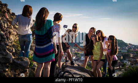 Un gruppo di ragazze prendere un selfie sulla sommità di Plovdiv di Nebet Tepe hill. Foto Stock