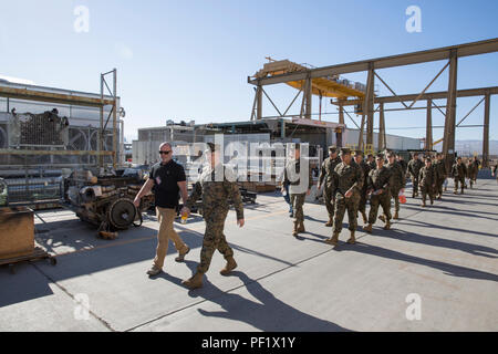 Dan Peterson, metalli testa di diramazione a impianti di produzione Barstow a bordo Marine Corps base logistica Barstow, guide visitare visitatno Marines da combattimento il battaglione della logistica-453 attraverso la parte esterna del PPB nel febbraio 19. Il bilanciamento del carico dei componenti Marines hanno trascorso la giornata a bordo di Marine Corps base logistica Barstow imparare circa la manutenzione effettuata al PPB e ricevuto un periodo di istruzione militare su operazioni di rampa. Foto Stock