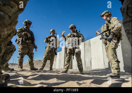 Stati Uniti Le Forze Speciali Green Beret soldati, assegnato a 7 Forze Speciali Gruppo (airborne), operativo il distacco a condurre un'azione dopo la riunione del team dopo il completamento di un vicino quarto scenario di combattimento durante la formazione integrata esercizio 2-16 al Marine Corps Air Ground Centro di combattimento, ventinove Palms, California, il 10 febbraio, 2016. MCAGCC conduce pertinenti live-fuoco combinato di armi, le operazioni in ambiente urbano e giunto/coalizione di integrazione a livello di formazione che promuovono le forze operative' prontezza. (U.S. Air Force foto di Tech Sgt. Efren Lopez/rilasciato) Foto Stock