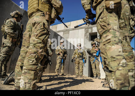 Stati Uniti Le Forze Speciali Green Beret soldati, assegnato a 7 Forze Speciali Gruppo (airborne), operativo il distacco a condurre una riunione del team che si preparano per un vicino quarto scenario di combattimento, durante la formazione integrata esercizio 2-16 al Marine Corps Air Ground Centro di combattimento, ventinove Palms, California, Febbraio 5, 2016. MCAGCC conduce pertinenti live-fuoco combinato di armi, le operazioni in ambiente urbano e giunto/coalizione di integrazione a livello di formazione che promuovono le forze operative' prontezza. (U.S. Air Force foto di Tech Sgt. Efren Lopez/rilasciato) Foto Stock