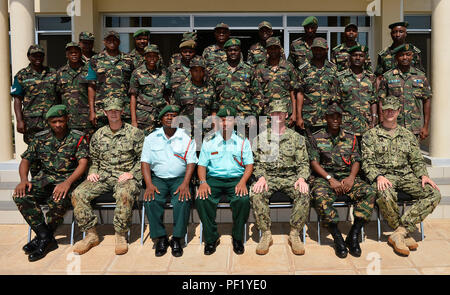 Membri della Tanzania la difesa del popolo forza e Combined Joint Task Force-Horn dell'Africa l'eliminazione degli ordigni esplosivi unità mobile 1 posano per una foto dopo una graduazione di Febbraio 17, 2016. La cerimonia ha segnato la conclusione della 25-giorno Umanitaria di Azione per le Mine la formazione di livello 1 a Dar es Salaam, Tanzania. La formazione è stata la prima fase di un programma progettato per costruire un cadre di HMA/Counter-Improvised dispositivo esplosivo formatori entro il TPDF. (U.S. Air Force foto di Tech. Sgt. Dan DeCook) Foto Stock