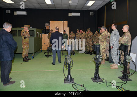 James V. Matheson, Chief, U.S. Esercito di Formazione Regionale Divisione di Assistenza (centro), mostra la capacità di coinvolgimento Trainer (EST) per l'Esercito Italiano Brig. Gen. Michele Risi, multinazionale di forze terrestri "Julia" Brigata Alpina Commander e la sua brigata personale durante il tour a RTSD Sud nella Caserma Ederle, Vicenza, Italia, 24 febbraio 2016. L'esercito italiano visita U.S. RTSD esercito sud al fine di migliorare per le relazioni bilaterali e per espandere i livelli di cooperazione e la capacità del personale coinvolto nelle operazioni congiunte. (Foto di Visual Information Specialist Paolo Bovo/rilasciato) Foto Stock