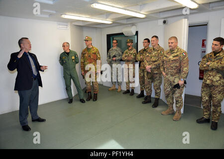 James V. Matheson, Chief, U.S. Esercito di Formazione Regionale Divisione di Assistenza a sud (a sinistra), l'Esercito Italiano Brig. Gen. Michele Risi, multinazionale di forze terrestri "Julia" Brigata Alpina comandante e la sua brigata personale osservare la gamma indoor, durante il tour in Sud RTSD in Caserma Ederle, Vicenza, Italia, 24 febbraio 2016. L'esercito italiano visita U.S. RTSD esercito sud al fine di migliorare per le relazioni bilaterali e per espandere i livelli di cooperazione e la capacità del personale coinvolto nelle operazioni congiunte. (Foto di Visual Information Specialist Paolo Bovo/rilasciato) Foto Stock