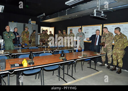 James V. Matheson, Chief, U.S. Esercito di Formazione Regionale Divisione di Assistenza, mostra la chiamata per incendio Trainer system (principale) per l'Esercito Italiano Brig. Gen. Michele Risi, multinazionale di forze terrestri "Julia" Brigata Alpina Commander e la sua brigata personale, durante il tour in Sud RTSD in Caserma Ederle, Vicenza, Italia, Feb 24, 2016. L'esercito italiano visita U.S. RTSD esercito sud al fine di migliorare per le relazioni bilaterali e per espandere i livelli di cooperazione e la capacità del personale coinvolto nelle operazioni congiunte. (Foto di Visual Information Specialist Paolo Bovo/rilasciato) Foto Stock