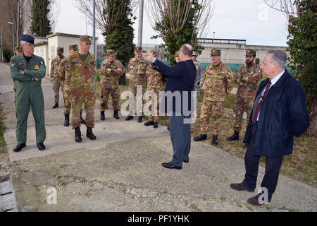 James V. Matheson, Chief, U.S. Esercito di Formazione Regionale Divisione di Assistenza, mostra la HMMWV Assistenza Egress Trainer (calore), per l'Esercito Italiano Brig. Gen. Michele Risi, multinazionale di forze terrestri "Julia" Brigata Alpina Commander e la sua brigata personale, tour del Sud RTSD in Caserma Ederle, Vicenza, Italia, 24 febbraio 2016. L'esercito italiano visita U.S. RTSD esercito sud al fine di migliorare per le relazioni bilaterali e per espandere i livelli di cooperazione e la capacità del personale coinvolto nelle operazioni congiunte. (Foto di Visual Information Specialist Paolo Bovo/rilasciato) Foto Stock