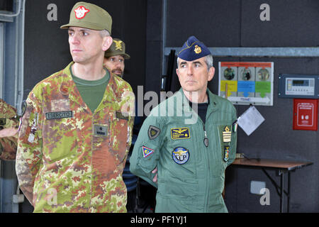 L'Esercito Italiano Brig. Gen. Michele Risi, multinazionale di forze terrestri "Julia" Brigata Alpina Commander (sinistra), Col. Marco Francesconi, forza aerea italiana, Liaison Officer a "Julia" Brigata (destra), tour del Sud RTSD in Caserma Ederle, Vicenza, Italia, 24 febbraio 2016. L'esercito italiano visita U.S. RTSD esercito sud al fine di migliorare per le relazioni bilaterali e per espandere i livelli di cooperazione e la capacità del personale coinvolto nelle operazioni congiunte. (Foto di Visual Information Specialist Paolo Bovo/rilasciato) Foto Stock