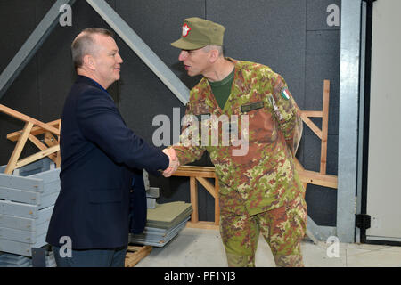 Da sinistra, James V. Matheson, Chief, U.S. Esercito di Formazione Regionale Divisione di Assistenza, esercito italiano Brig. Gen. Michele Risi, multinazionale di forze terrestri "Julia" Brigata Alpina Commander (destra), concludere la visita alla miniera resistente imboscata protetto (MRAP) facility tour la RTSD Sud nella Caserma Ederle, Vicenza, Italia, Feb 24, 2016. L'esercito italiano visita U.S. RTSD esercito sud al fine di migliorare per le relazioni bilaterali e per espandere i livelli di cooperazione e la capacità del personale coinvolto nelle operazioni congiunte. (Foto di Visual Information Specialist Paolo Bovo/rilasciato) Foto Stock