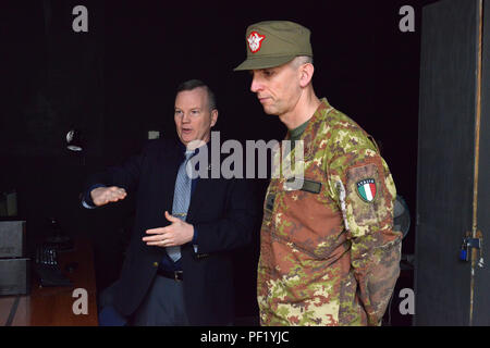 Da sinistra, James V. Matheson, Chief, U.S. Esercito di Formazione Regionale Divisione di Assistenza, mostra la chiamata per incendio Trainer system (principale) per l'Esercito Italiano Brig. Gen. Michele Risi, multinazionale di forze terrestri "Julia" Brigata Alpina Commander, durante il tour in Sud RTSD in Caserma Ederle, Vicenza, Italia, 24 febbraio 2016. L'esercito italiano visita U.S. RTSD esercito sud al fine di migliorare per le relazioni bilaterali e per espandere i livelli di cooperazione e la capacità del personale coinvolto nelle operazioni congiunte. (Foto di Visual Information Specialist Paolo Bovo/rilasciato) Foto Stock