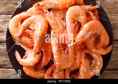 Bollito di gamberi grandi close-up su una piastra su un tavolo. parte superiore orizzontale vista da sopra Foto Stock