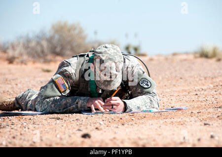 Sgt. Robert Balcombe, un concorrente per William Beaumont Army Medical Center Noncommisioned ufficiale dell'anno, tenute le coordinate sulla mappa durante il giorno della navigazione terrestre caso, parte di WBAMC's NCO/ soldato dell'anno di competizione, a Fort Bliss, Feb. 18. Durante la settimana di concorrenza, soldati sono stati classificati in vari eventi compresi; l esercito Physical Fitness Test, scritto essay, conoscenza militare esame orale, pensione, 6 miglio a zaino marzo, un mistero evento e giorno/notte della navigazione terrestre evento. Foto Stock