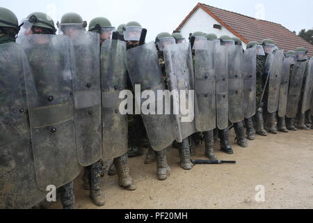 Soldati rumeni di 265Polizia Militare Battaglione preparare per impegnare rivoltosi simulato durante la conduzione di folla antisommossa durante la formazione di una forza per il Kosovo (KFOR) Missione prove generali di esercizio (MRE) al giunto multinazionale Centro Readiness in Hohenfels, Germania, dal 23 febbraio, 2016. La KFOR MRE 21 è basato sull'attuale ambiente operativo ed è progettato per preparare l'unità per il sostegno della pace e della stabilità e le operazioni di emergenza in Kosovo a sostegno delle autorità civili per mantenere un ambiente sicuro e protetto. (U.S. Esercito foto di Spc. Lloyd Villanueva/rilasciato) Foto Stock