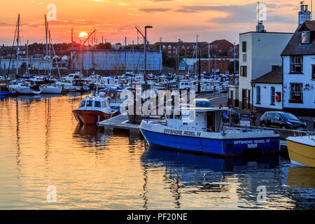 Sunset over weymouth marina ,località balneare, pittoresco porto e di fronte alla spiaggia, Dorset, Inghilterra meridionale, Regno Unito, GB Foto Stock