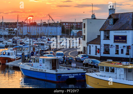 Sunset over weymouth marina ,località balneare, pittoresco porto e di fronte alla spiaggia, Dorset, Inghilterra meridionale, Regno Unito, GB Foto Stock