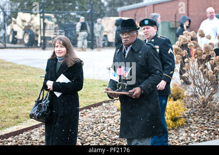 I familiari dei soldati caduti dal XIV Quartermaster distacco, che morì durante un missile Scud attentato in Operazione Desert Storm, a piedi verso il monumento dedicato al quattordicesimo QM il distacco a Greensburg, Pa., Feb 25, 2016. (U.S. Foto dell'esercito da Staff Sgt. Dalton Smith/rilasciato) Foto Stock