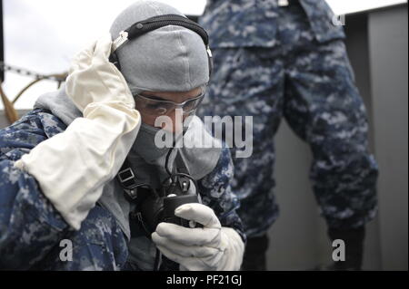 NEWPORT NEWS, Va. (feb. 25, 2016) -- artigliare il compagno del marinaio apprendista Spencer Wright assegnato al gruppo Pre-Commissioning Gerald Ford (CVN 78) controlla le funzionalità di comunicazione con un suono powered telefono durante un quartieri generali trapano. Questa nave-wide quartieri generali praticare focalizzata sul controllo del danno e le risposte di emergenza. (U.S. Foto di Marina di Massa Specialista comunicazione marinaio apprendista Connor Loessin/rilasciato) Foto Stock