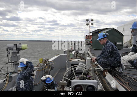 NEWPORT NEWS, Va. (feb. 25, 2016) -- velisti assegnati alle unità Pre-Commissioning Gerald Ford (CVN 78) controllare le funzionalità di comunicazione sul ponte di volo durante un quartieri generali trapano. Questa nave-wide quartieri generali praticare focalizzata sul controllo del danno e le risposte di emergenza. (U.S. Foto di Marina di Massa Specialista comunicazione marinaio apprendista Connor Loessin/rilasciato) Foto Stock