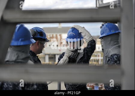 NEWPORT NEWS, Va. (feb. 25, 2016) -- velisti assegnati alle unità Pre-Commissioning Gerald Ford (CVN 78) controllare le funzionalità di comunicazione sul ponte di volo durante un quartieri generali trapano. Questa nave-wide quartieri generali praticare focalizzata sul controllo del danno e le risposte di emergenza. (U.S. Foto di Marina di Massa Specialista comunicazione marinaio apprendista Connor Loessin/rilasciato) Foto Stock