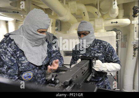 NEWPORT NEWS, Va. (Feb 25, 2016) -- da bombardieri mate 1. Classe Ernest chinoni e da bombardieri Mate Dario Bloomfield, assegnato al gruppo Pre-Commissioning Gerald Ford (CVN 78), lavorare con un file .calibro 50 mitragliatrice durante un quartieri generali trapano. Questa nave-wide quartieri generali praticare focalizzata sul controllo del danno e le risposte di emergenza. (U.S. Foto di Marina di Massa Specialista comunicazione marinaio apprendista Connor Loessin/rilasciato) Foto Stock