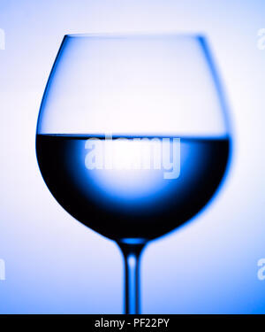 Vetro blu del vino. Localmente immagine sfocata. Foto Stock