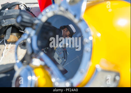 160226-N-HD porta670-130 HUENEME, California (Feb. 26, 2015) - capo meccanico di costruzione Elisia Correa, assegnato alla Naval Facilities Engineering Command, ingegneria e Expeditionary Warfare Center, si vede nella riflessione di un km-37 dive casco come lei parla durante la sua cerimonia di pensionamento. Correa in pensione dopo 23 anni di servizio come un Seabee e un subacqueo Seabee. (U.S. Navy foto di Utilitiesman 3rd Class Stephen Sisler/rilasciato) Foto Stock