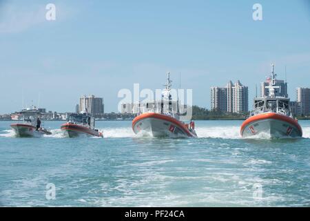 Una 24-piede scopo speciale Craft - acqua poco profonda, un 29-piede Boat-Small risposta II e due 45-piede Boat-Mediums risposta dalla stazione della Guardia Costiera chiave di sabbia Fla., sono mostrati nei pressi della stazione, Feb 29, 2016. I membri dell'equipaggio dalla stazione sono responsabili per la sicurezza e la protezione di più di 2.000 miglia quadrate al largo della costa occidentale della Florida. (U.S. Coast Guard foto di Sottufficiali di seconda classe Ashley J. Johnson) Foto Stock