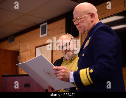 Bo Shindler è presentato un meritorio servizio pubblico di aggiudicazione da parte di Adm posteriore. Richard Gromlich, Comandante della Guardia Costiera XIII quartiere, durante una cerimonia di premiazione alla Stazione della Guardia Costiera Chetco River in Brookings, Ore., Feb 29, 2016. Shindler è stata riconosciuta per i suoi sforzi nel salvataggio di due ragazze vicino all'intersezione di Rogue e Illinois River in agosto 2015. (U.S. Coast Guard foto di Sottufficiali di prima classe Levi leggere) Foto Stock