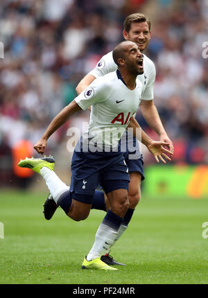 Tottenham Hotspur di Lucas Moura (sinistra) punteggio celebra il suo lato del primo obiettivo del gioco con il compagno di squadra Jan Vertonghen durante il match di Premier League allo Stadio di Wembley, Londra. Foto Stock