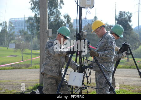 Master Sgt. Hector Barragan, sinistra, Staff Sgt. James Bivin e Senior Airman Steven Williams di San Diego a base di combattimento 147th Communications Squadron impostare una antenna wireless montante 6 febbraio per fornire comunicazioni ad una BMX via vicino a Levi's Stadium di Santa Clara, California, che è servita come casa di centinaia di Cal soldati di guardia e aviatori che hanno sostenuto delle operazioni di sicurezza Super Bowl della settimana. Foto Stock