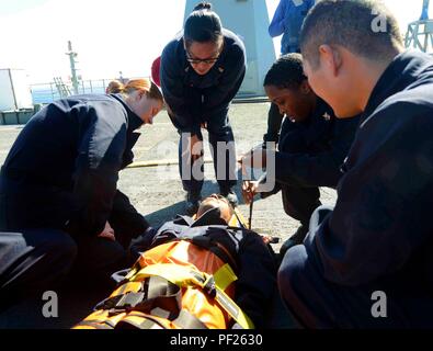 160229-N-VY489-084 mare mediterraneo (feb. 29, 2016) Senior Chief Hospital Corpsman Eliza Rubic, centro dà barella portacolori della formazione ai medici del team di risposta a bordo della USS Mount Whitney (LCC 20) Febbraio 29, 2016. Il Monte Whitney, U.S. 6 comando della flotta e la nave comando, distribuito a Gaeta, Italia, sta conducendo operazioni navali negli Stati Uniti Sesta flotta area di operazioni a sostegno degli Stati Uniti per gli interessi di sicurezza nazionali in Europa. (U.S. Foto di Marina di Massa lo specialista di comunicazione 1a classe Mike Wright/ rilasciato) Foto Stock