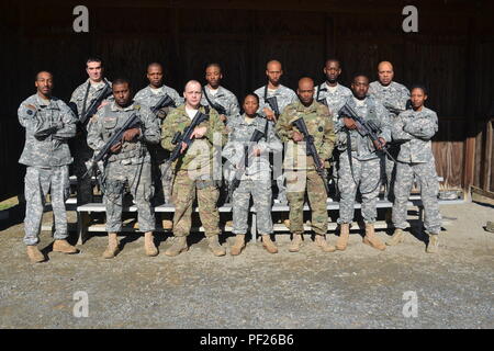 Distretto di Columbia membro precisione di tiro concorrenza ai partecipanti, cadre e il personale di supporto. Prima fila (da sinistra a destra): Sgt. 1. Classe Robert Bandy, membro precisione di tiro coordinatore; Spc. Simeone marrone; Spc. Jeffrey Balough; Sgt. 1. Classe Catalina Blackman; Sgt. Francois Alfred; Cpl. Duane Smith e Sgt. Eugenia Hughes, gamma responsabile della sicurezza. Seconda fila (da sinistra a destra): Spc. Orami Arsham; Spc. Hilary Kiundi; Spc. Marquise Darnell; Sgt. Derek Carter; Spc. Ibrahim rileva Kallon e Staff Sgt. Hasaan Jones, il personale di assistenza e la gamma medic. Non in foto personale Sgt. Antonio Shaw e 2° Lt. Malik Jenkins-Bey. Foto Stock