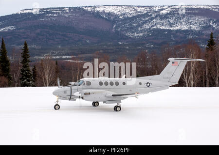 Una C-12F Huron assegnato alla 517th Airlift Squadron si prepara a prendere il via a Tatalina Air Force Station vicino a McGrath, Alaska, Feb 23, 2016. (U.S. Air Force photo by Staff Sgt. Sheila deVera) Foto Stock