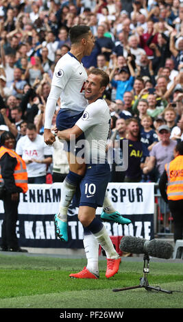 Tottenham Hotspur Harry Kane (destra) celebra il punteggio al suo fianco il terzo obiettivo del gioco con il compagno di squadra Erik Lamela durante il match di Premier League allo Stadio di Wembley, Londra. Foto Stock