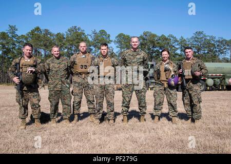 Comandante generale della seconda aria Marina Wing, il Mag. Gen. Gary L. Thomas pone con Marines americani durante il funzionamento risposta ansiosa, Marines e marinai dal 2° Marine Air Wing sono state conducendo avanti armamento ed il rifornimento di carburante (FARP) operazioni a sostegno dell'esercizio. . Risposta ansiosa è un battaglione di dimensioni di inserimento tattico e bracci combinato esercizio con unità da 2 aeromobili marino ala da ICM Cherry Point, N.C. e seconda divisione Marine da Marine Corps base Camp Lejeune, N.C. L'esercizio è stata condotta a Fort Stewart, Ga. (US Marine Corps foto di Sgt. Jarrod R. RAYNERI USMC/rilasciato) Foto Stock