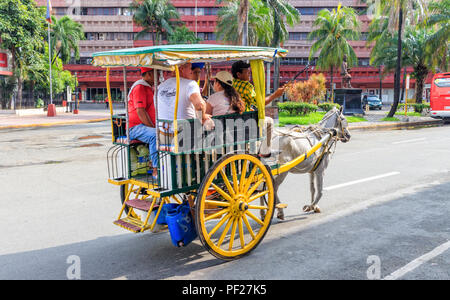 Intramuros, Manila, Filippine - 29 Luglio 2018: turisti sul Kalesa Foto Stock