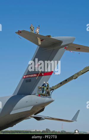 Tech. Sgt. Dave Wilde (in alto a sinistra), 446th Manutenzione aeromobili squadrone tecnico idraulico, e Tech. Sgt. Francesco Aguon (in alto a destra), 446th AMXS capo equipaggio, sostituire un volo integrativa del modulo di comando su una C-17 Globemaster III presso la stazione navale di Rota, Spagna, dal 23 febbraio, 2016. Il IFCM è stato sostituito a causa di controllo lento movimento di superficie. (U.S. Air Force foto di riserva da Staff Sgt. Madelyn McCullough) Foto Stock