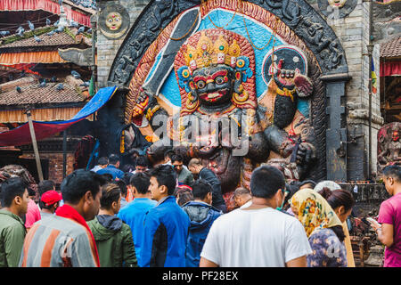 Kathmandu, Nepal - agosto 11,2018:popolo nepalese orante con Dio Kaal Bhairav in Basantapur Durbar Square.Bhairava è una divinità Indù adorato dagli Indù. Foto Stock