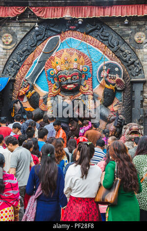 Kathmandu, Nepal - agosto 11,2018:popolo nepalese orante con Dio Kaal Bhairav in Basantapur Durbar Square.Bhairava è una divinità Indù adorato dagli Indù. Foto Stock